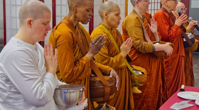 The bhikkhunis from Parayana Vihara and Passaddhi Vihara, and Anagarika Khema, chant a blessing for the meal donors.